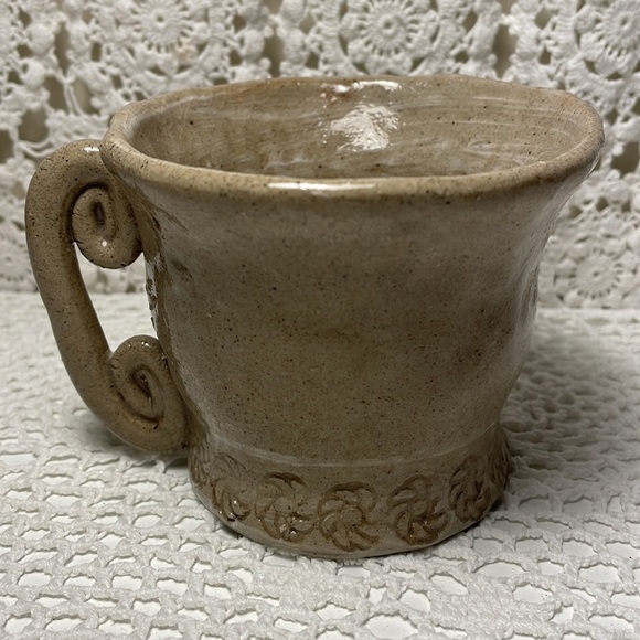 Handcrafted pottery mug - Picture 3 of 7